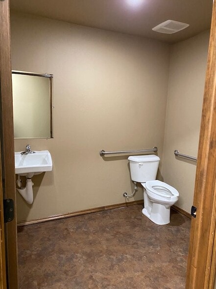 More Photos Of 2500 S Vermont Ave, Oklahoma City Warehouse For Lease