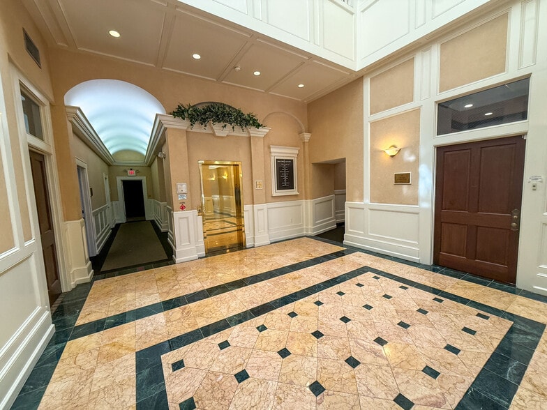 More Photos Of 402 W Trade St, Charlotte Office For Lease