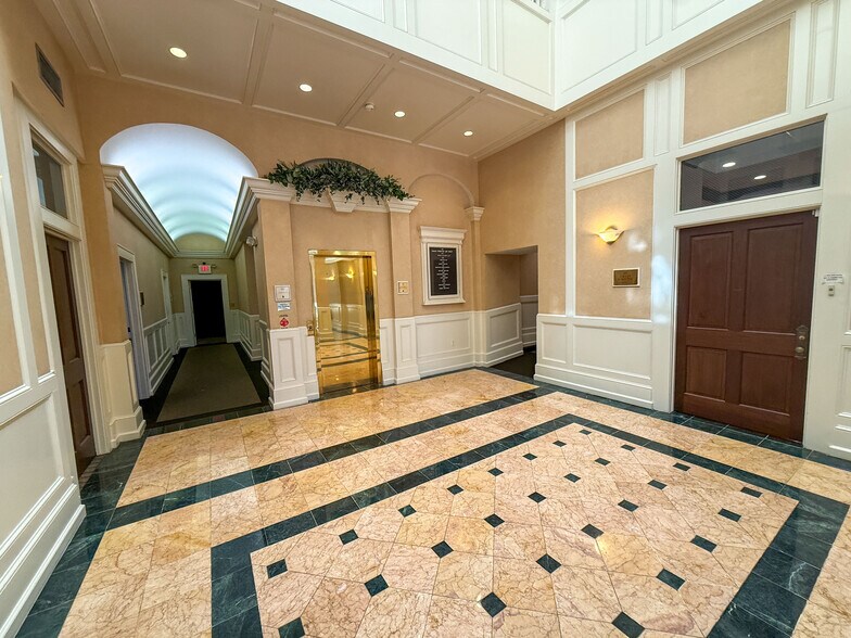 More Photos Of 402 W Trade St, Charlotte Office For Lease