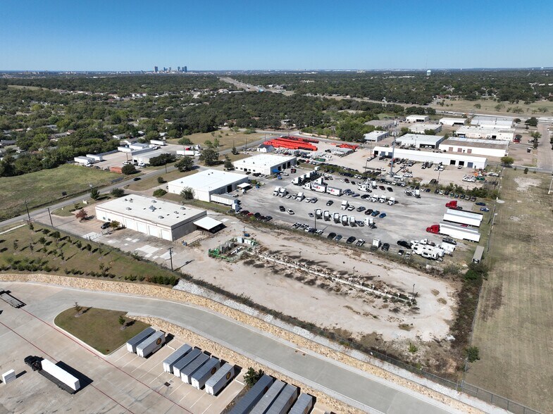 More Photos Of 4901 Parker Henderson Rd, Fort Worth Warehouse For Lease