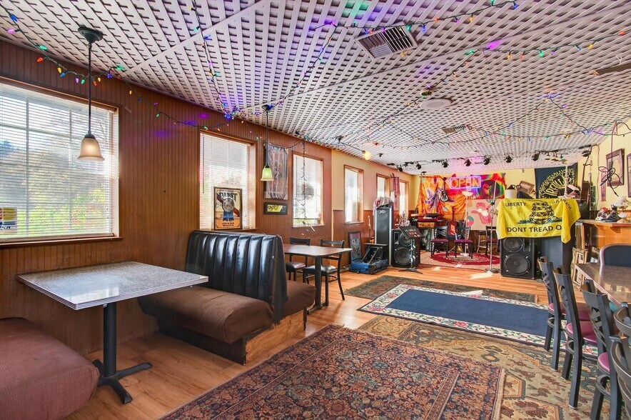 More Photos Of 50316 Columbia River Hwy, Scappoose Restaurant For Sale