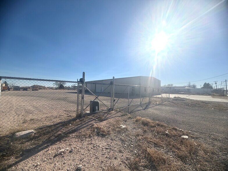 More Photos Of 2215 W Bender Blvd, Hobbs Warehouse For Lease