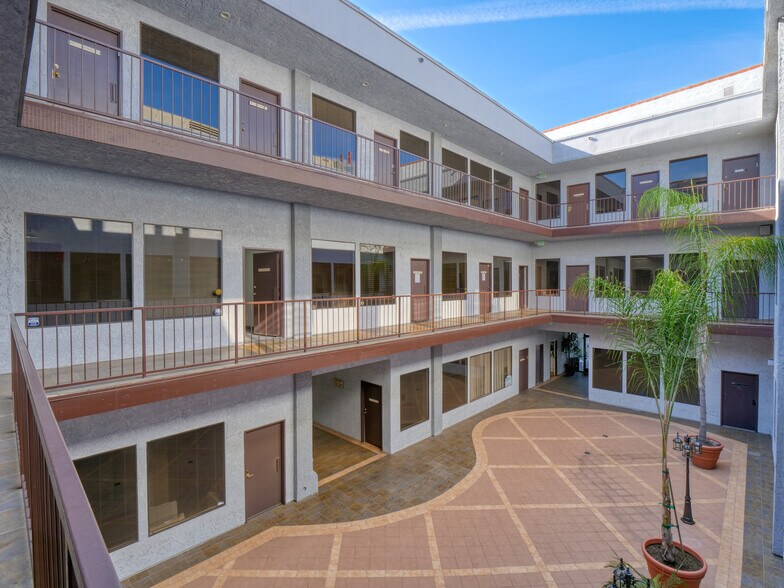 More Photos Of 5530 Corbin Ave, Tarzana Office For Lease