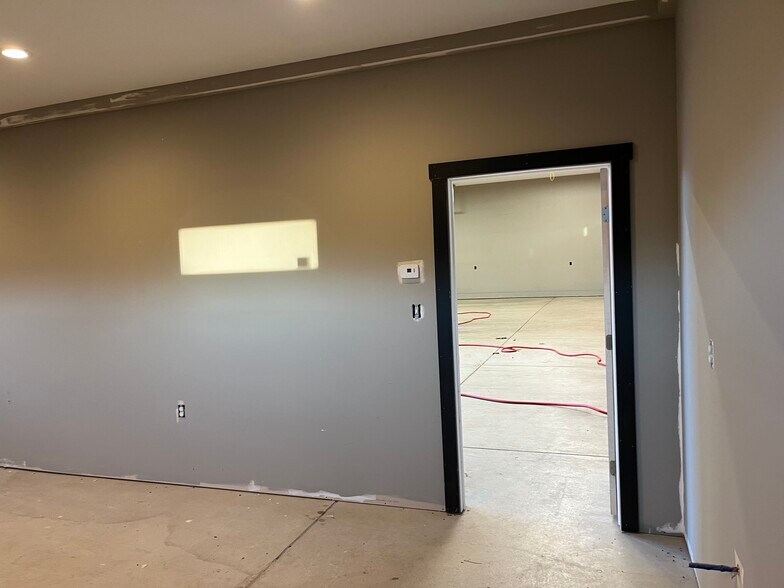 More Photos Of 6304 Moncton Dr, Hamburg Warehouse For Lease