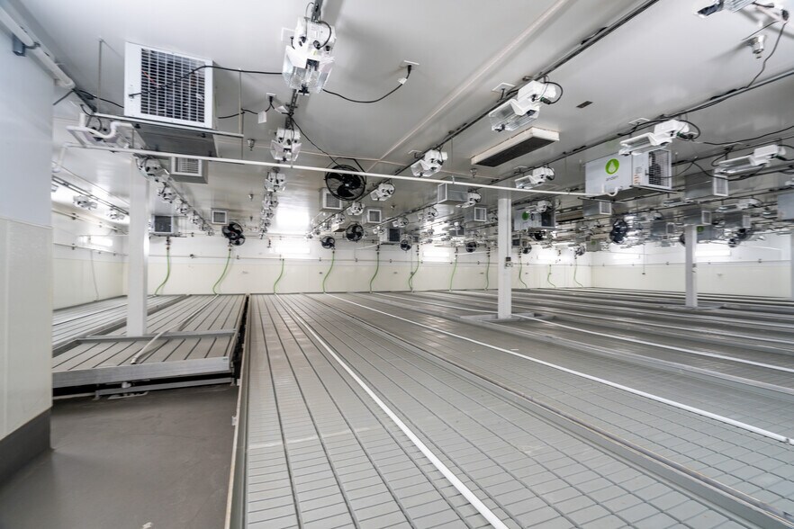 More Photos Of 19533 McLane St, Palm Springs Distribution For Sale