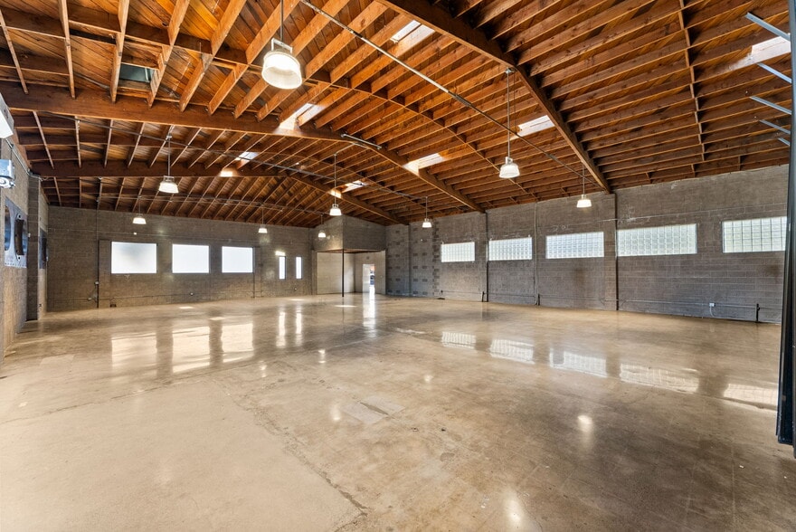 More Photos Of 1366 Hornblend St, San Diego Flex For Lease