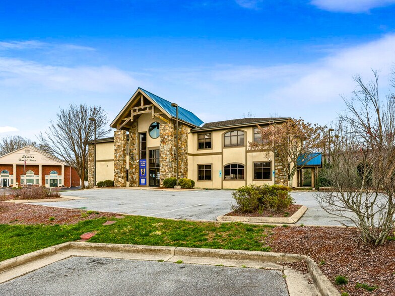 More Photos Of 101 Jack St, Hendersonville Bank For Sale