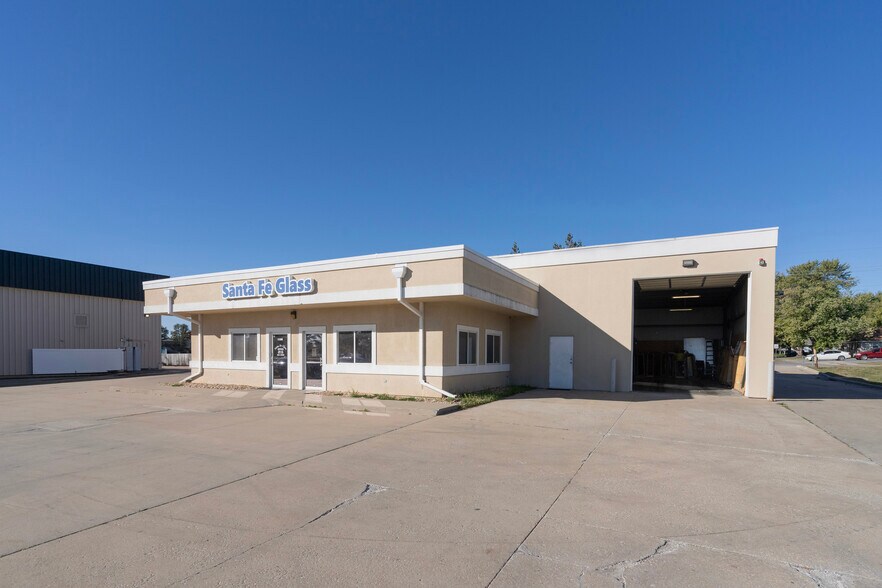 More Photos Of 1324-1328 SW Market St, Lee's Summit Warehouse For Lease