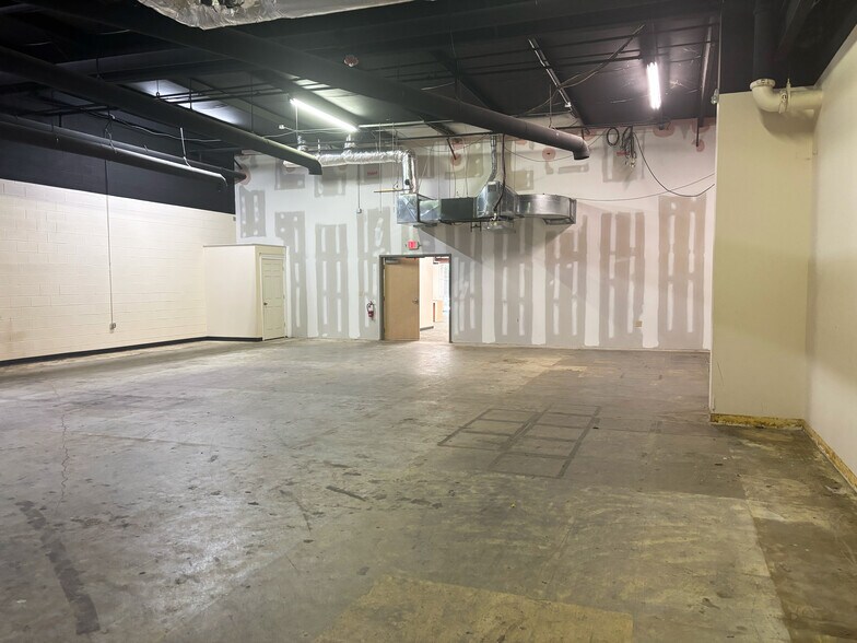 More Photos Of 3650 Patterson Ave, Winston-Salem Light Distribution For Lease