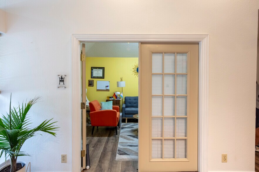 More Photos Of 1005 N Elm St, Denton Office For Lease