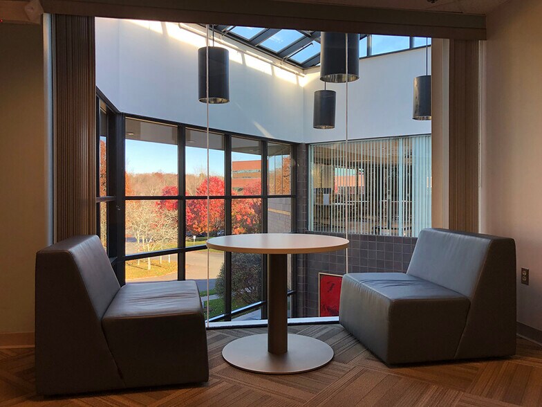 More Photos Of 500 Winding Brook Dr, Glastonbury Office For Lease