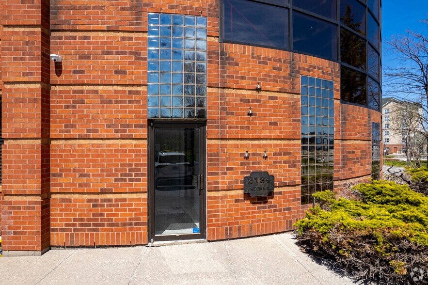 More Photos Of 2124 London Ln, Oakville Warehouse For Lease