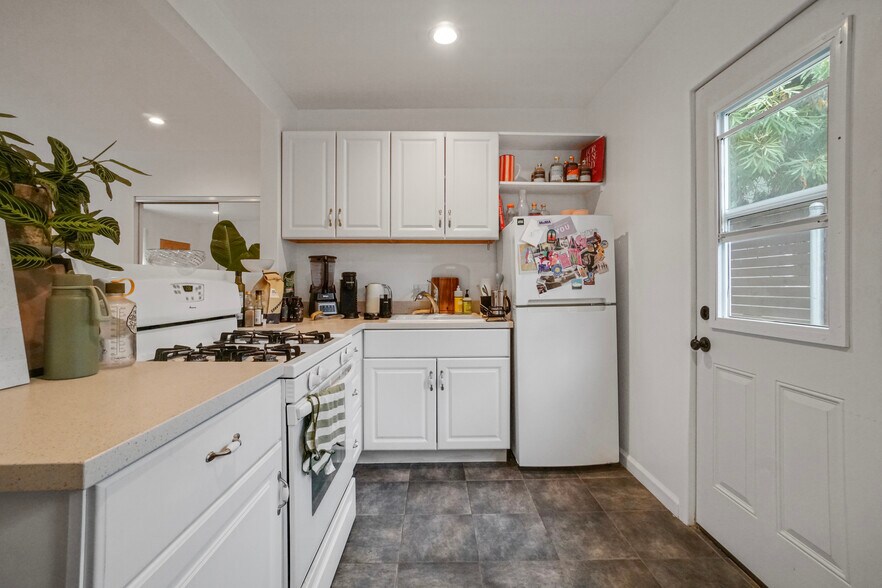 More Photos Of 705 Flower Ave, Venice Apartments For Sale