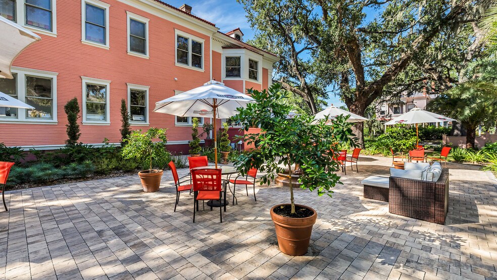 More Photos Of 119 E 37th St, Savannah Restaurant For Sale