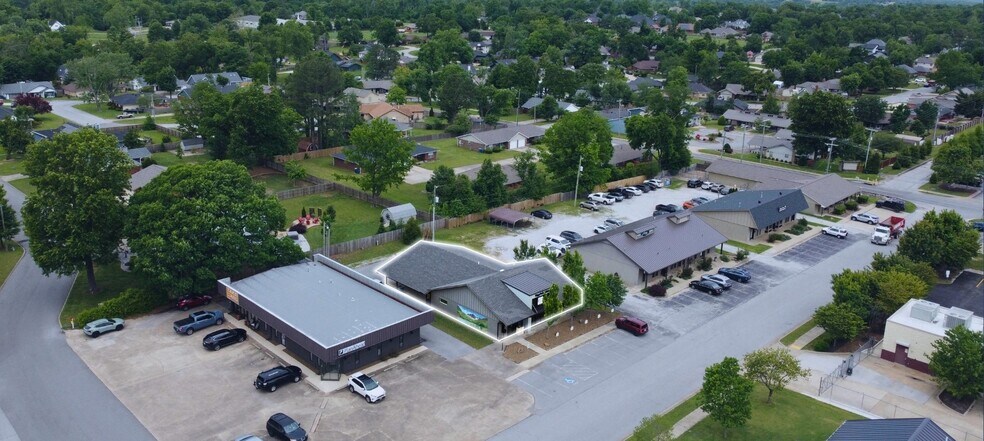 More Photos Of 1129 NW J St, Bentonville Office For Sale