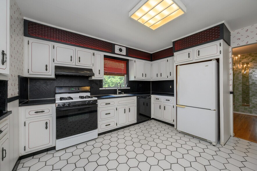 More Photos Of 373 Ford Ave, Fords Medical For Sale