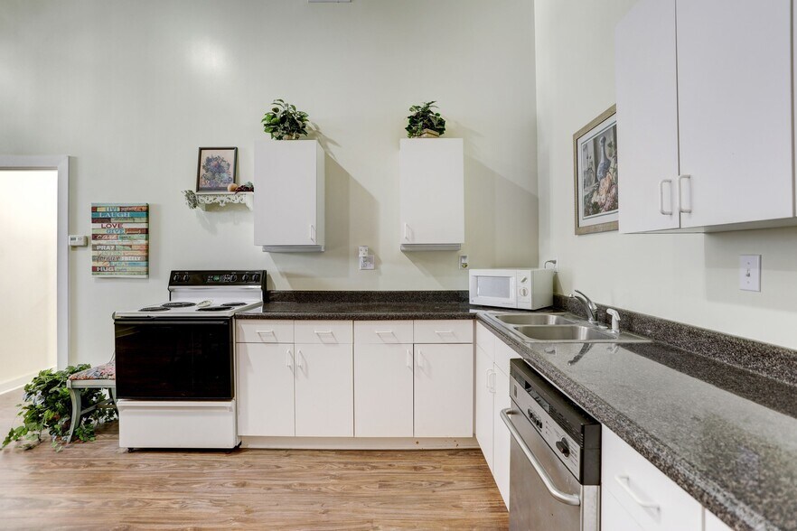 More Photos Of 116 Hoxie St, Coupland General Retail For Sale