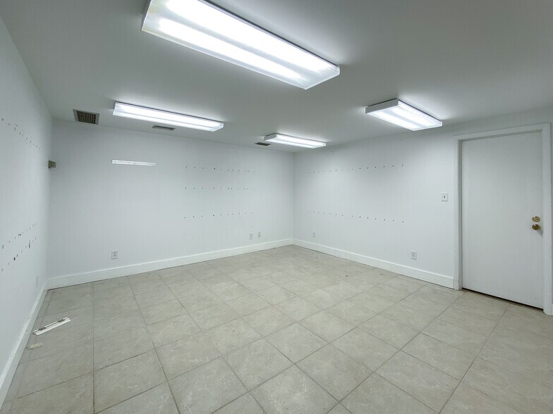 More Photos Of 120 E 42nd St, Savannah Bar For Lease