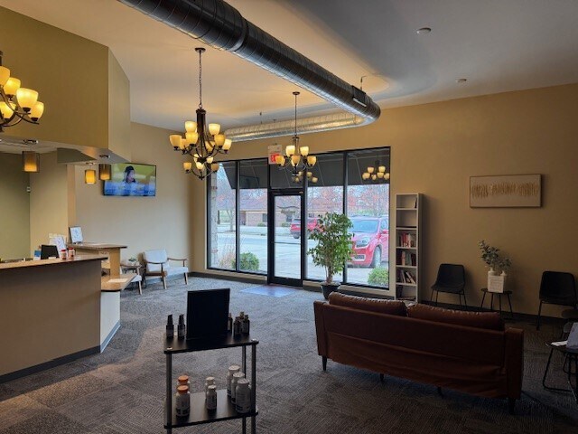 More Photos Of 401 N Keller Dr, Effingham Storefront Retail Office For Lease