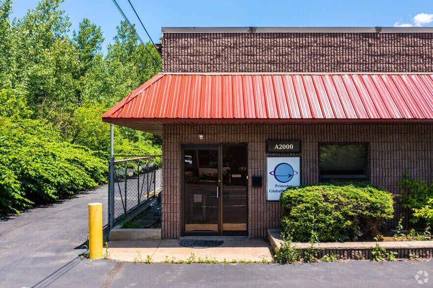 More Photos Of 2000 Hartel St, Levittown Research And Development For Lease