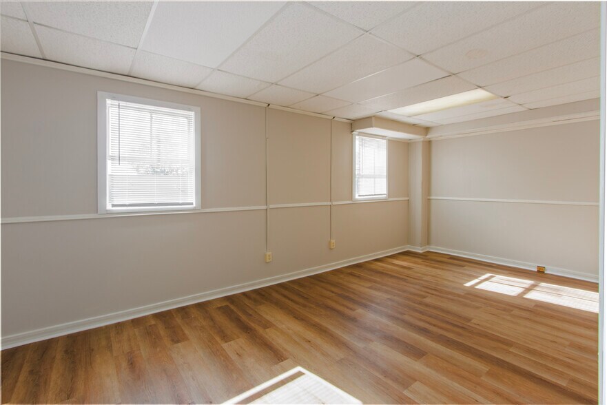 More Photos Of 1044 Baxter St, Athens Freestanding For Sale