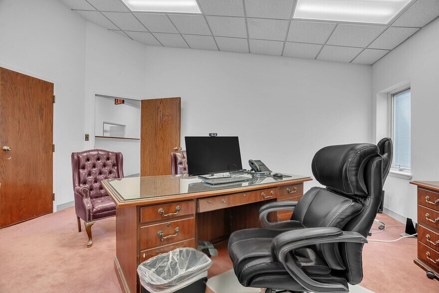 More Photos Of 4609 Pinecrest Office Park Dr, Alexandria Medical For Sale