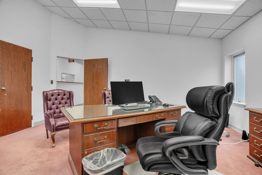 More Photos Of 4609 Pinecrest Office Park Dr, Alexandria Medical For Sale