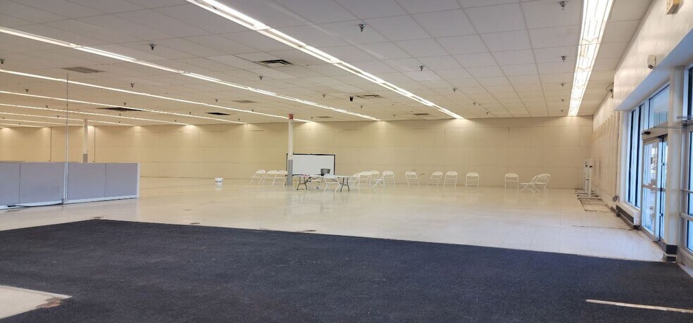 More Photos Of 210 SE Georgia Ave, Sweetwater General Retail For Sale