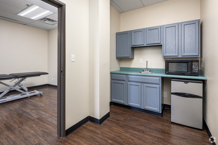 More Photos Of 16300 Addison Rd, Addison Office For Lease