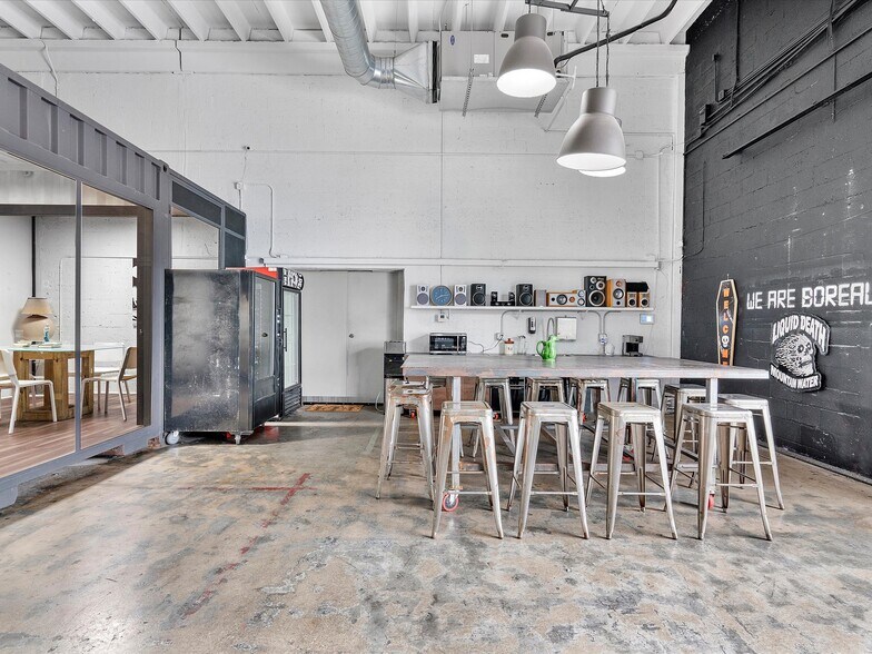 More Photos Of 251-253 NE 69th St, Miami Warehouse For Lease