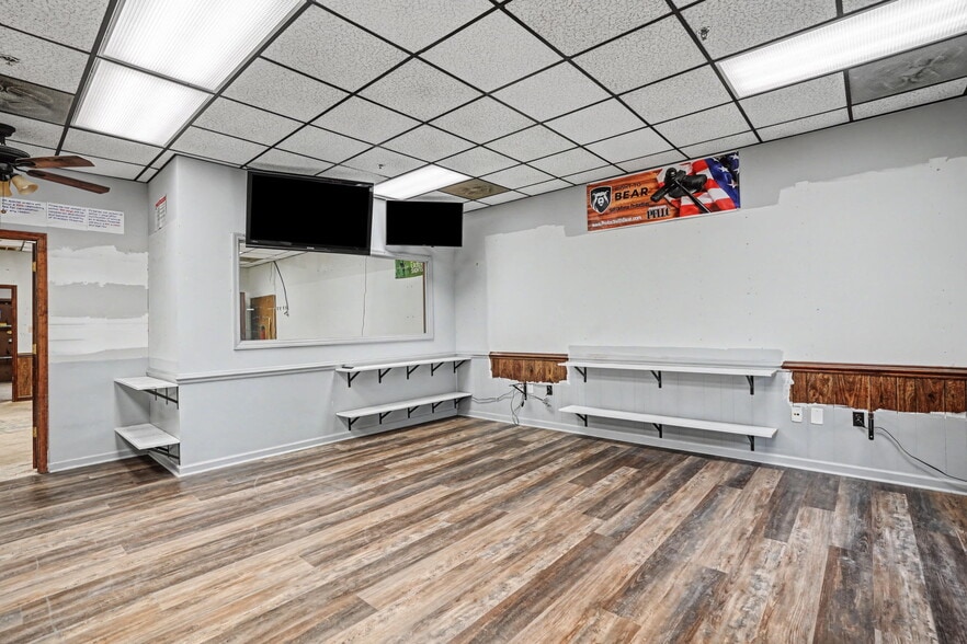 More Photos Of 3021 E Victory Dr, Savannah Office For Sale