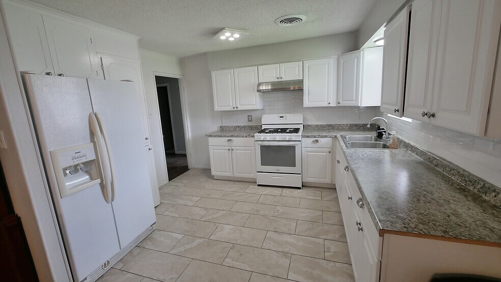 More Photos Of 7115 Satsuma Dr, Houston Unknown For Lease