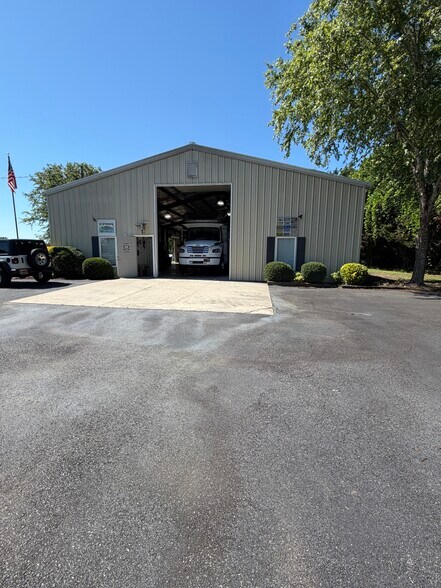 More Photos Of 5541 Thompson Bridge Rd, Murrayville Warehouse For Sale