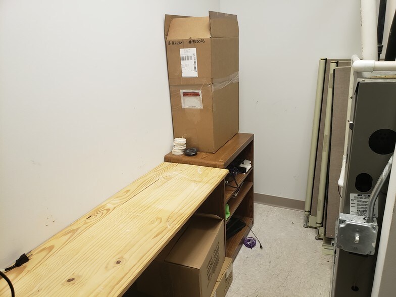 More Photos Of 1 Tiffany Pt, Bloomingdale Medical For Sale