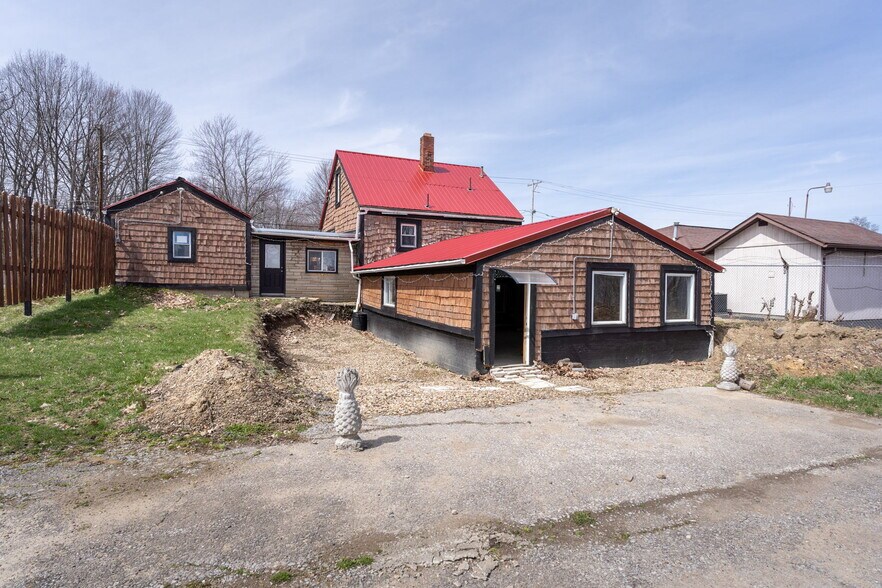 More Photos Of 565 S Meridian Rd, Youngstown Freestanding For Sale
