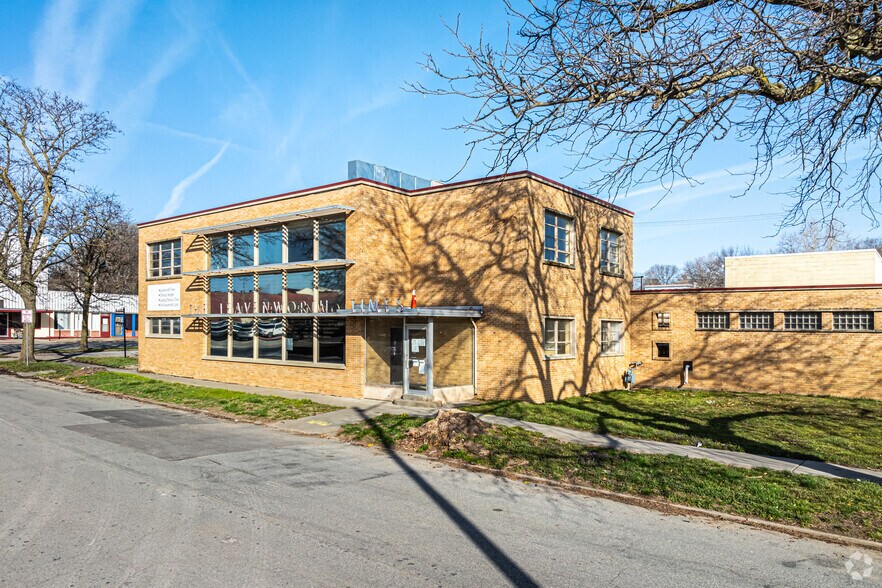 Primary Photo Of 422 Seneca St, Leavenworth Flex For Sale