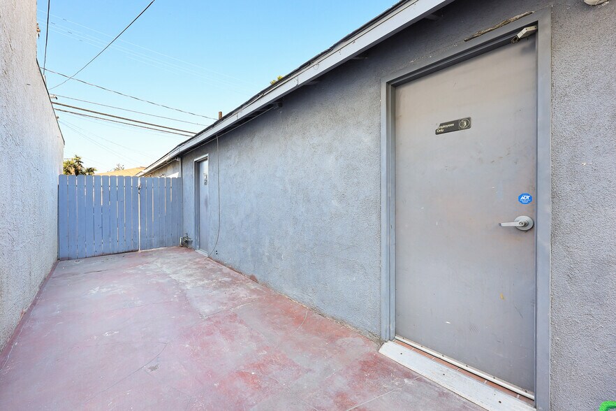 More Photos Of 13215 Paramount Blvd, South Gate Freestanding For Sale