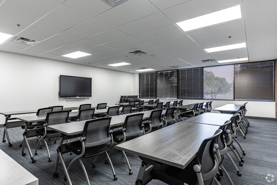 More Photos Of 17330 Preston Rd, Dallas Office For Lease