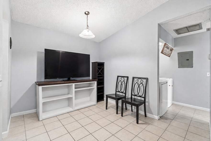 More Photos Of 3132 Bloomingdale Villas Ct, Brandon Apartments For Sale
