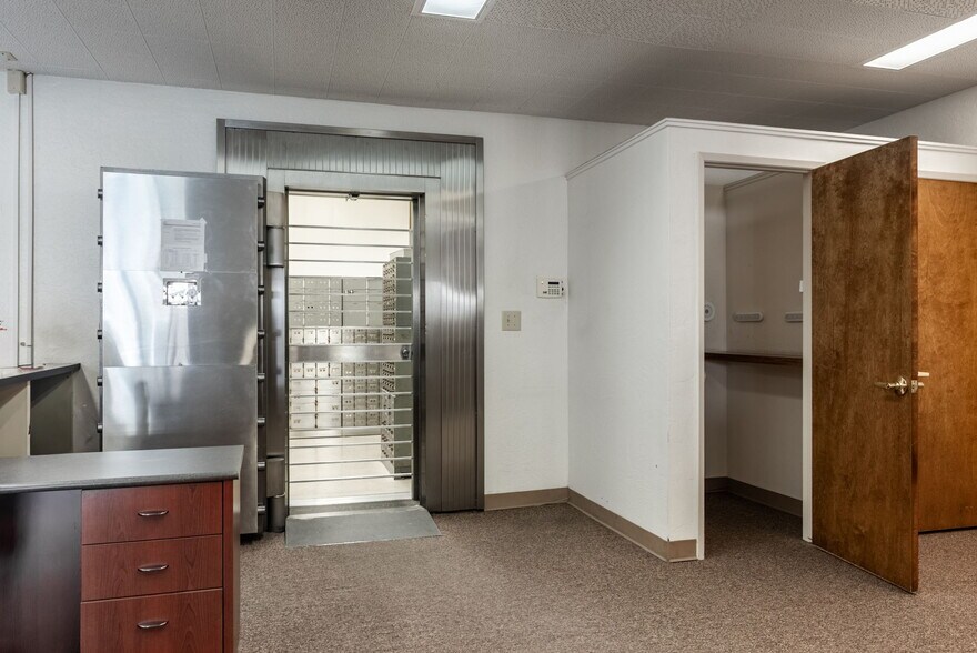 More Photos Of 890 W Lacey Blvd, Hanford Bank For Sale