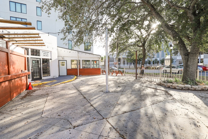 More Photos Of 5 SE 2nd Ave, Gainesville Fast Food For Lease