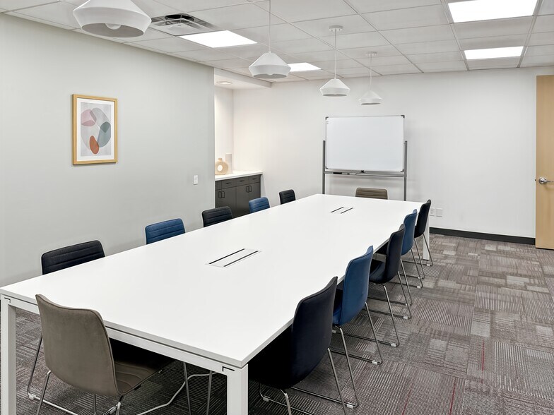 More Photos Of 300 W Clarendon Ave, Phoenix Coworking Space