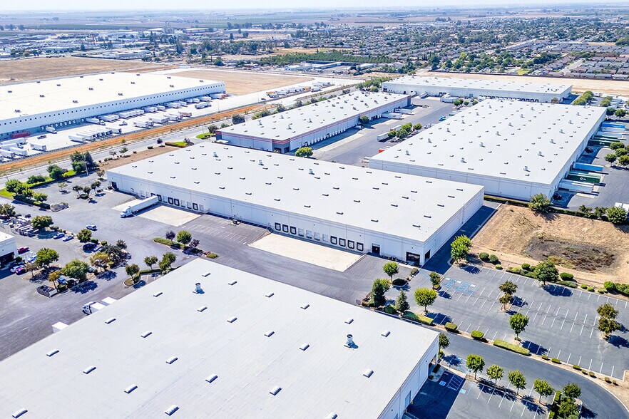 More Photos Of 2247 N Plaza Dr, Visalia Distribution For Lease