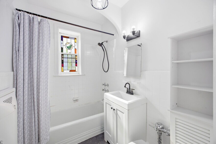 More Photos Of 7861 75th St, Glendale Multifamily For Sale