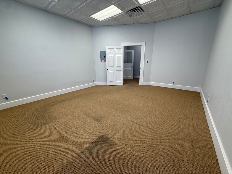 More Photos Of 113 E 3rd St, Taylor Storefront Retail Office For Lease