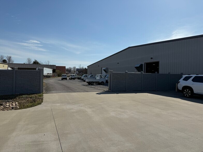 More Photos Of 100 G St, Smyrna Warehouse For Lease