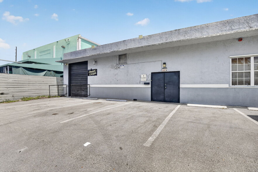 Primary Photo Of 2027 Sherman St, Hollywood Flex For Lease