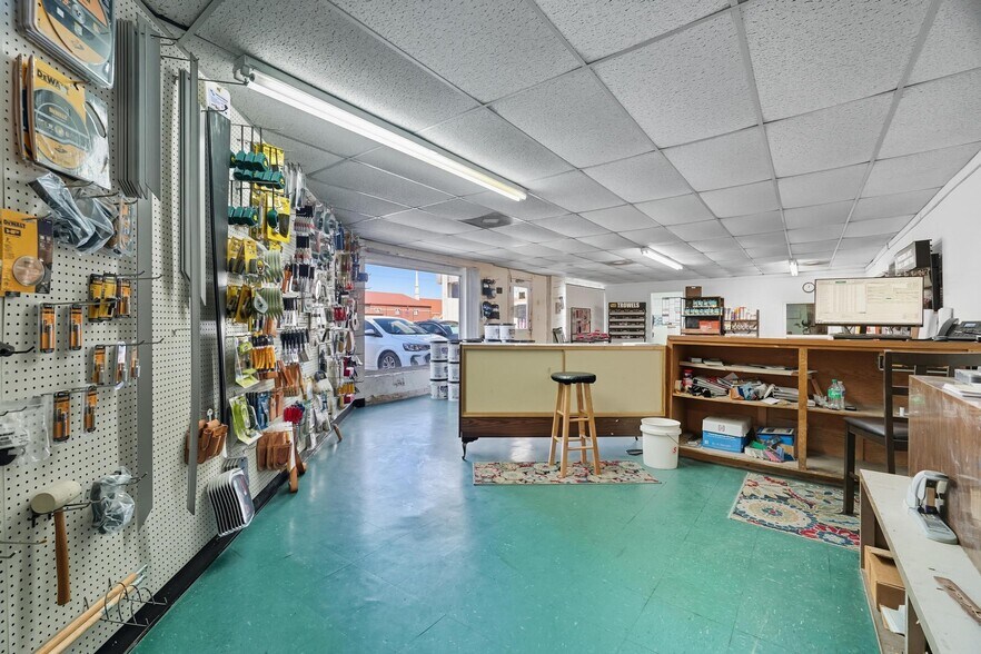 More Photos Of 257 Butternut St, Abilene Showroom For Lease