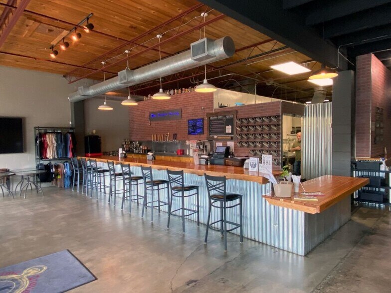 More Photos Of 326 S Broadway St, Estacada Storefront For Sale