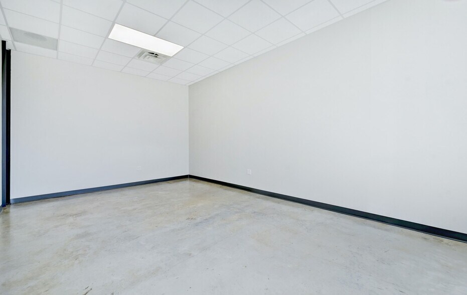 More Photos Of 11215 Conroy Ln, Austin Showroom For Lease